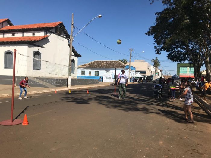 FAMÍLIA NA PRAÇA REÚNE CENTENAS DE PESSOAS.